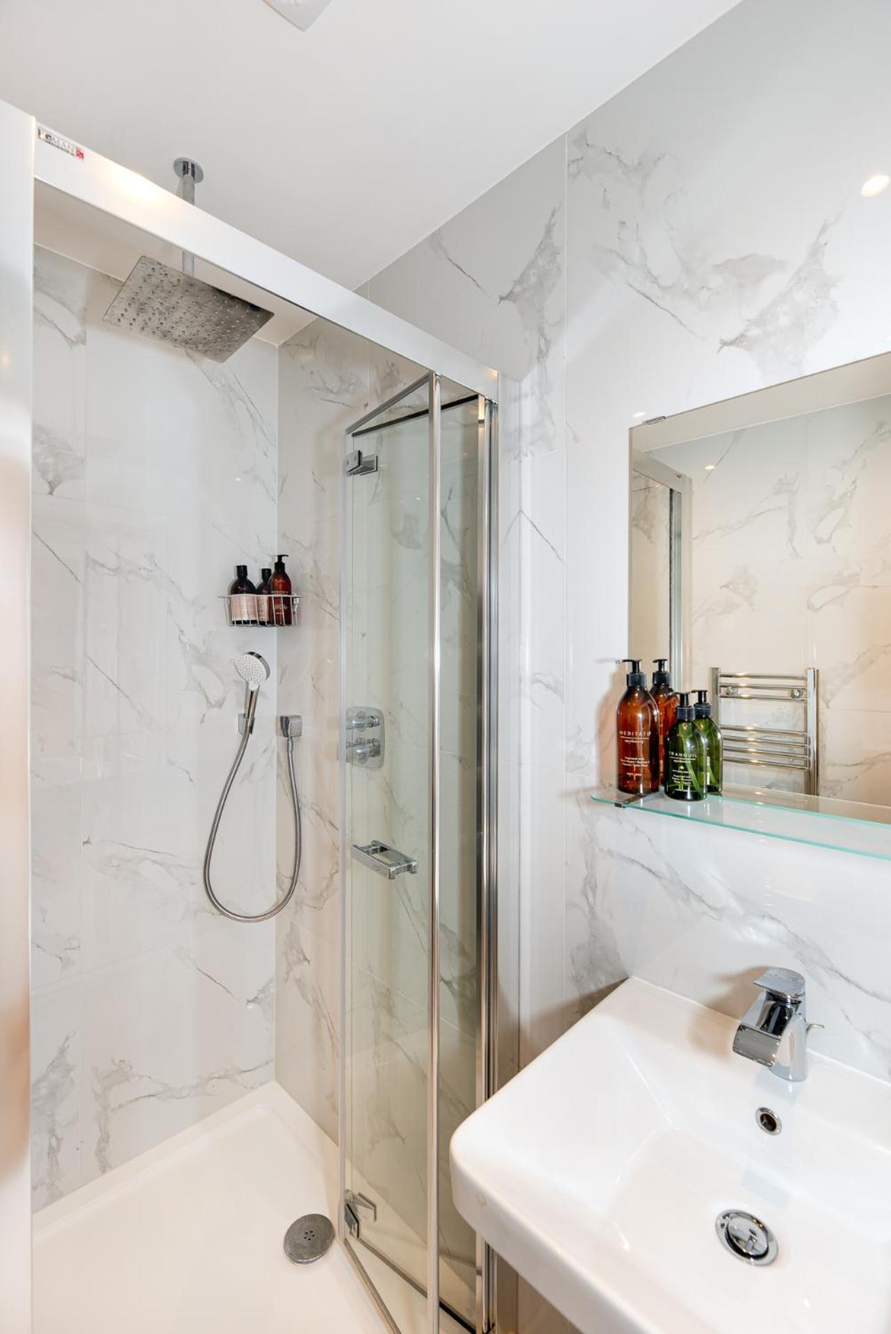 2-Bedroom Victorian Apartment In Kensington Londra Esterno foto