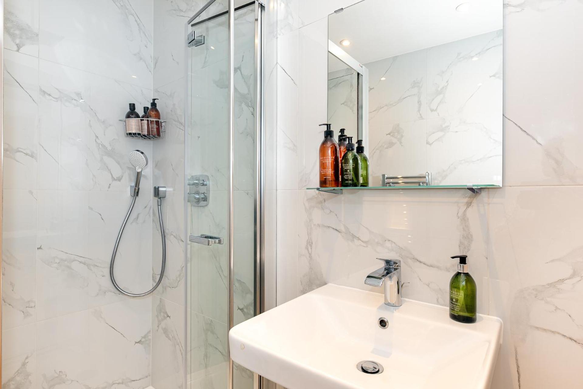 2-Bedroom Victorian Apartment In Kensington Londra Esterno foto
